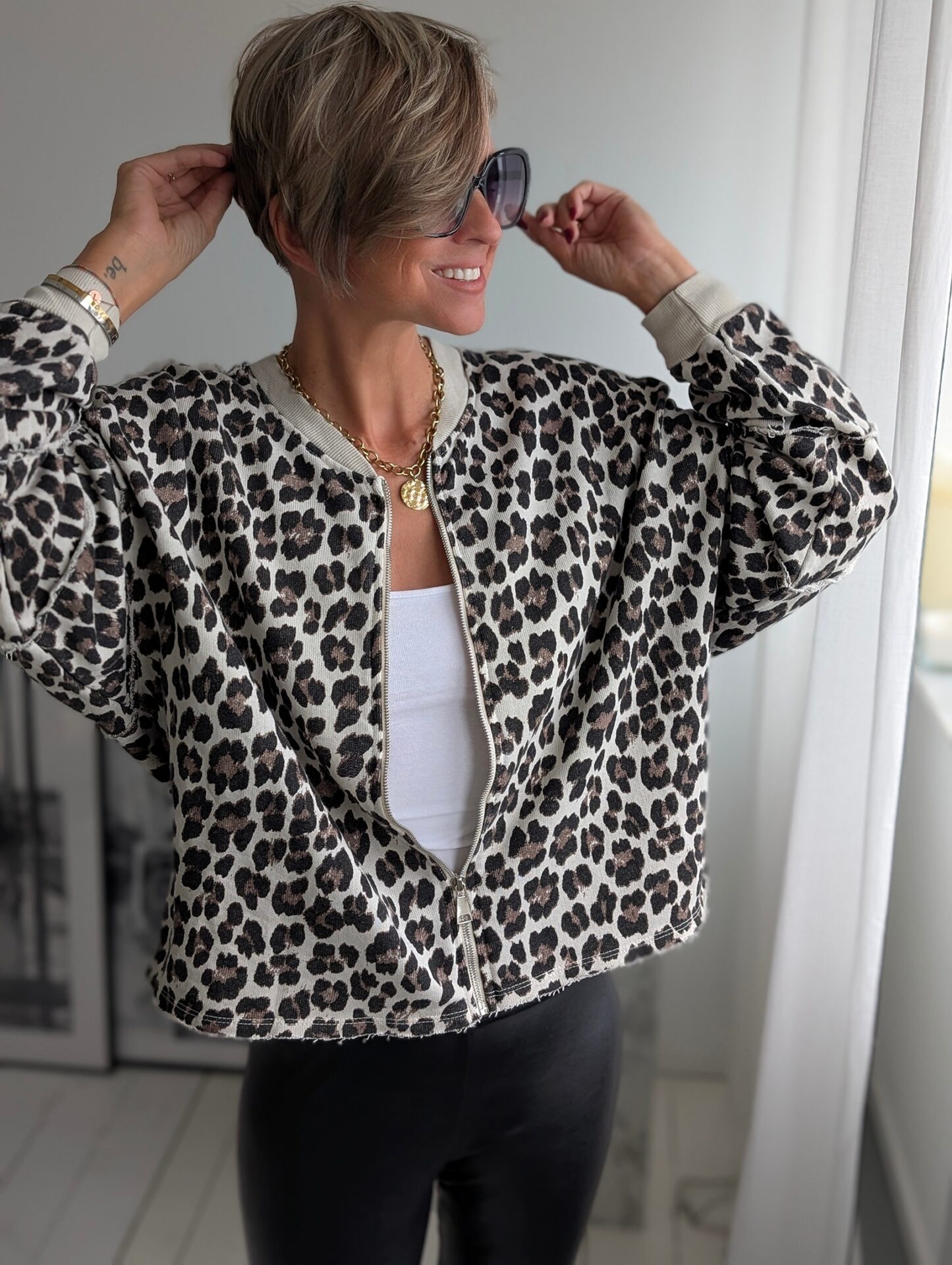 lässige Sweatjacke CARLA RAW CUT LEO – versch. Farben